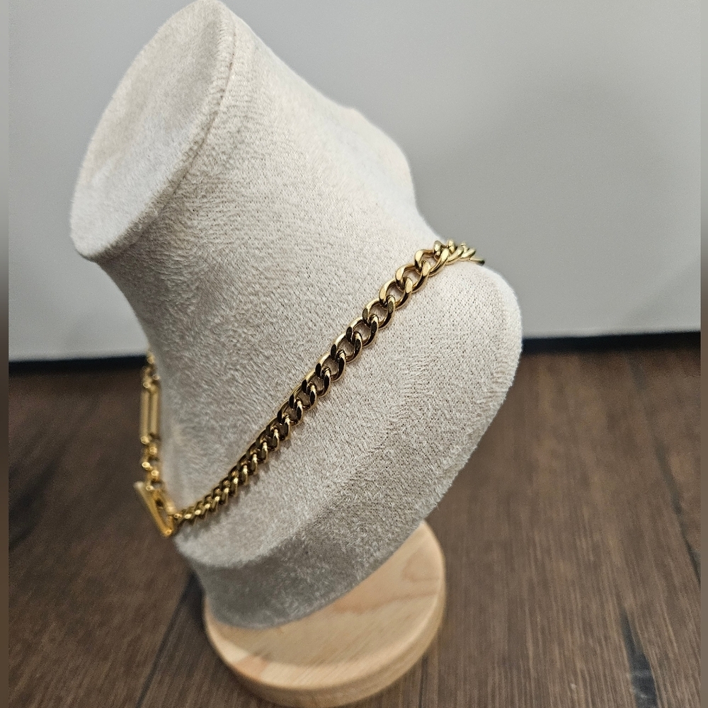 Elegant Gold Necklace - Picture 2 of 8